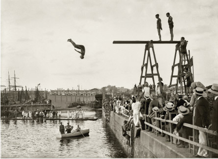 Concurso de natación organizado por el Club Natación Barcelona y el Brussels Swimming and Water Polo Club. Puerto de Barcelona, 1913.